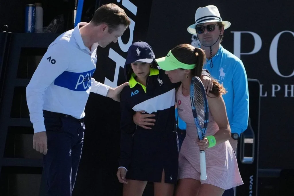 Zeynep Sönmez rushes to aid ballkid during Australian Open upset win