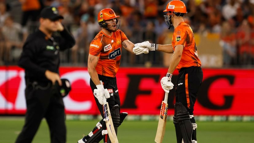 Big Bash League: Perth Scorchers defy batting wobble to seal top spot with six-wicket win over Melbourne Stars
